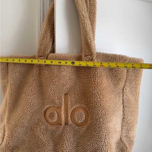 ALO Yoga Sherpa Tote in Tan - Picture 4 of 6